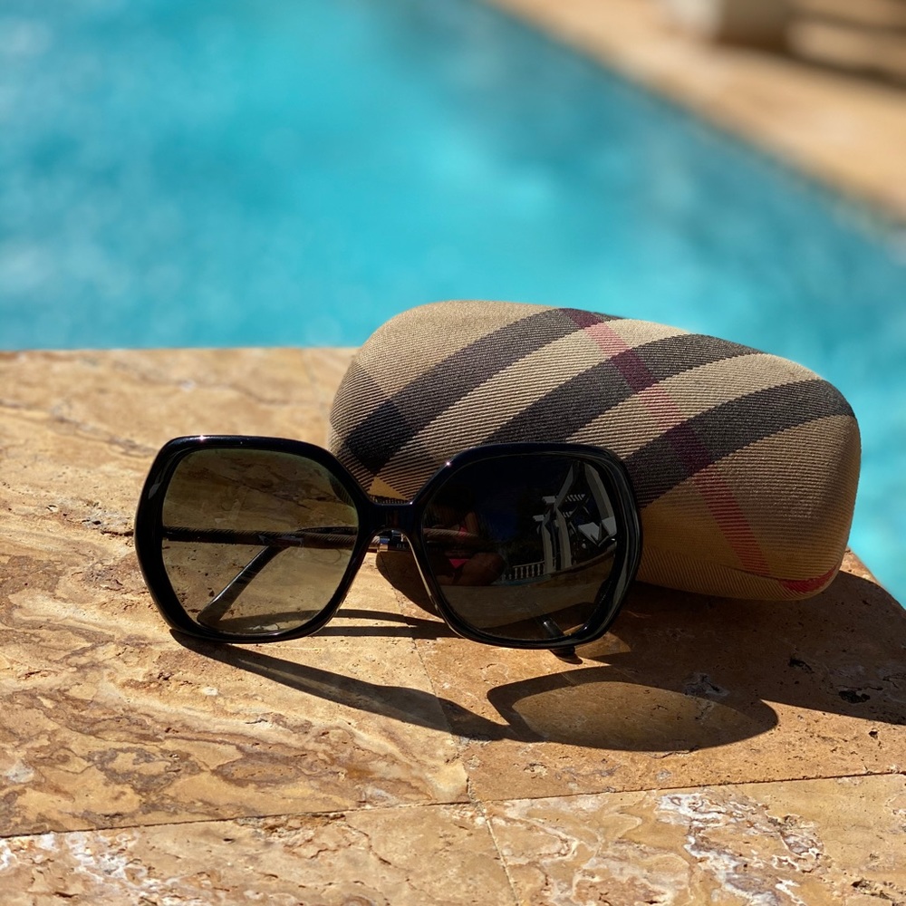 Burberry sunglasses 😎